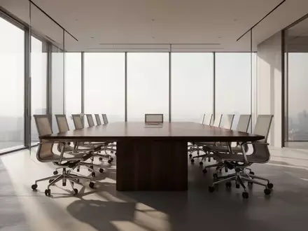 Moderner, leerer Konferenzraum mit einem großen Holztisch und natürlichem Lichteinfall durch große Fensterfronten. - Foto: über boerse-global.de
