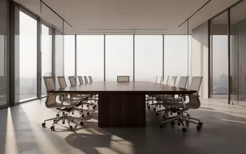 Moderner, leerer Konferenzraum mit einem großen Holztisch und natürlichem Lichteinfall durch große Fensterfronten. - Foto: über boerse-global.de