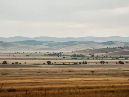 Weite, abwechslungsreiche Landschaft in den USA, die die geografischen Unterschiede bei Gesundheitsrisiken symbolisiert. - Foto: über boerse-global.de