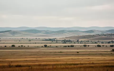 Weite, abwechslungsreiche Landschaft in den USA, die die geografischen Unterschiede bei Gesundheitsrisiken symbolisiert. - Foto: über boerse-global.de