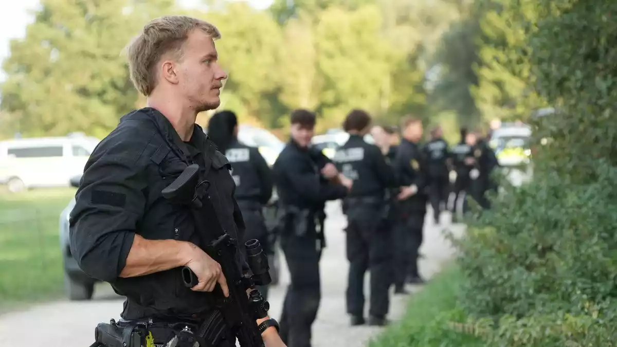 Etliche Polizisten suchten in dem Naturschutzgebiet nach Spuren einer Großkatze, zunächst vergeblich. - Bild: Felix Kirberg/dpa