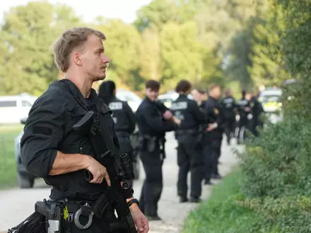 Etliche Polizisten suchten in dem Naturschutzgebiet nach Spuren einer Großkatze, zunächst vergeblich. - Foto: Felix Kirberg/dpa