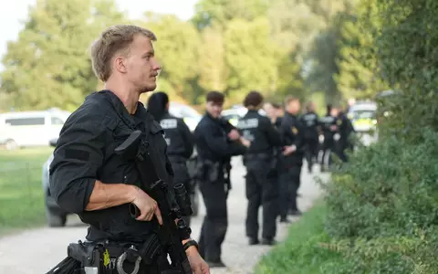 Etliche Polizisten suchten in dem Naturschutzgebiet nach Spuren einer Großkatze, zunächst vergeblich. - Foto: Felix Kirberg/dpa