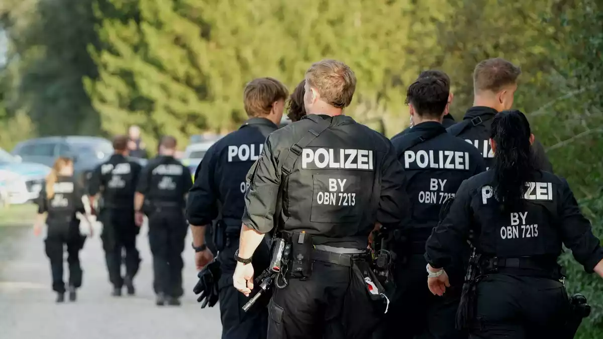 In der Nacht auf Donnerstag soll mit einer Drohne weitergesucht werden. - Bild: Felix Kirberg/dpa