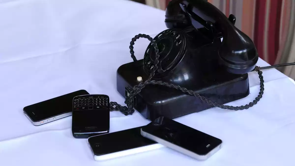 Vor 150 Jahren gelang Alexander Graham Bell und Thomas Watson das erste Ferngespräch. Seitdem hat sich bei der Technik einiges getan. (Symbolbild) - Bild: picture alliance / ZB