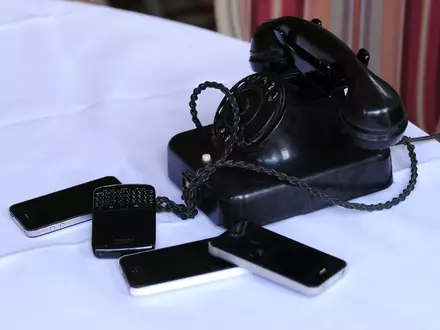 Vor 150 Jahren gelang Alexander Graham Bell und Thomas Watson das erste Ferngespräch. Seitdem hat sich bei der Technik einiges getan. (Symbolbild) - Foto: picture alliance / ZB