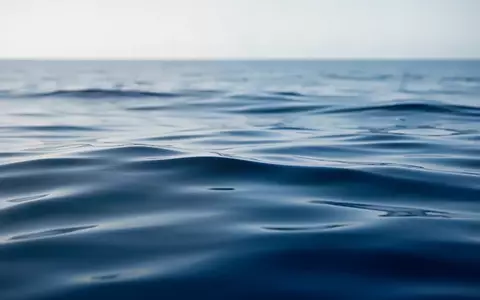 Ruhige, tiefblaue Meeresoberfläche als Symbol für die maritime Rohstoffquelle von Omega-3-Fettsäuren. - Foto: über boerse-global.de