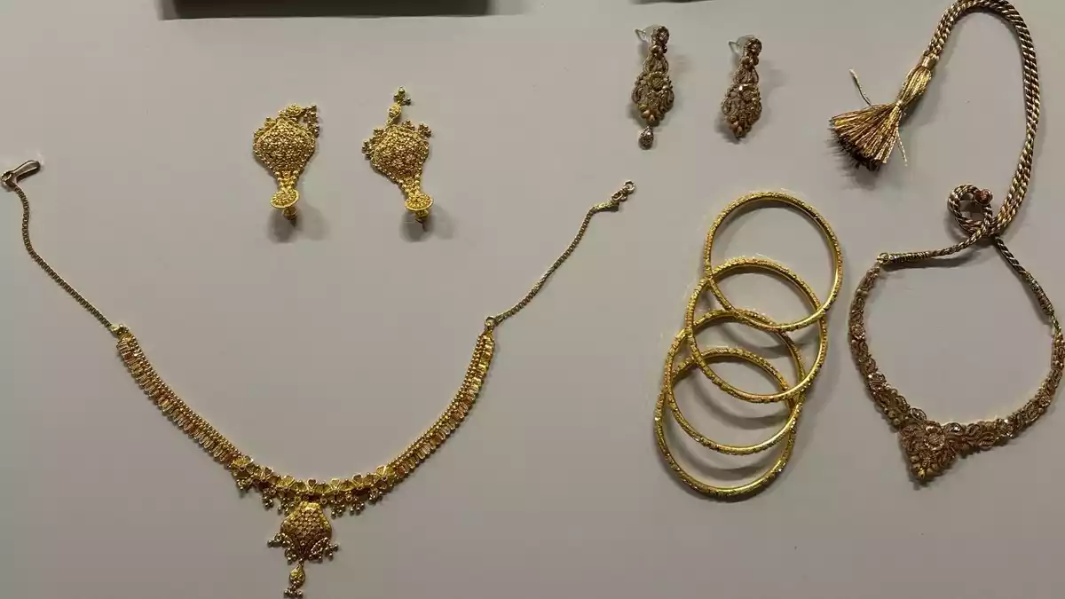 HZA-KA: Goldener Sommer am Flughafen Karlsruhe/Baden-Baden / Zoll stellt 1,61 Kilogramm Goldschmuck sicher und leitet 31 Strafverfahren ein - Bild: presseportal.de