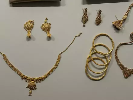 HZA-KA: Goldener Sommer am Flughafen Karlsruhe/Baden-Baden / Zoll stellt 1,61 Kilogramm Goldschmuck sicher und leitet 31 Strafverfahren ein - Foto: presseportal.de