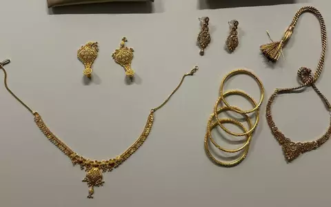 HZA-KA: Goldener Sommer am Flughafen Karlsruhe/Baden-Baden / Zoll stellt 1,61 Kilogramm Goldschmuck sicher und leitet 31 Strafverfahren ein - Foto: presseportal.de