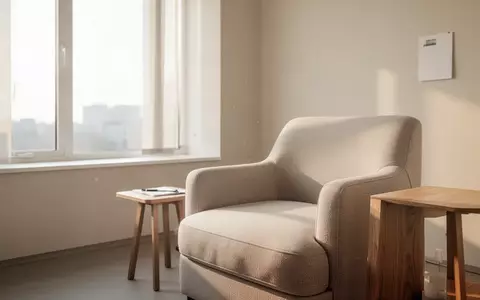 Ein minimalistisch eingerichteter, heller Behandlungsraum mit einem Sessel in einer ruhigen, professionellen Umgebung. - Foto: über boerse-global.de