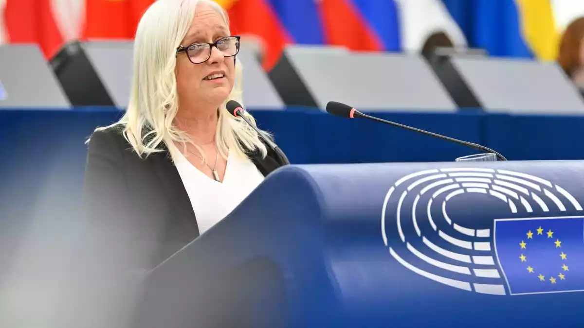 Die Irin Jackie Fox kämpft nach dem Suizid ihrer Tochter auch auf europäischer Ebene für neue Gesetze gegen Cybermobbing und digitale Gewalt. (Handout) - Bild: EP Philippe STIRNWEISS/European Union 2026/dpa