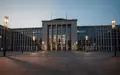 Das Bundeskanzleramt in Berlin bei Dämmerung, aufgenommen aus einer weiten Perspektive auf dem leeren Vorplatz. - Foto: über boerse-global.de