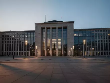 Das Bundeskanzleramt in Berlin bei Dämmerung, aufgenommen aus einer weiten Perspektive auf dem leeren Vorplatz. - Foto: über boerse-global.de