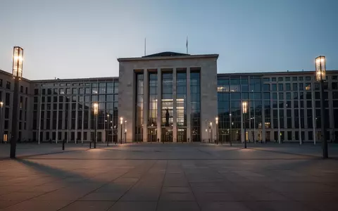 Das Bundeskanzleramt in Berlin bei Dämmerung, aufgenommen aus einer weiten Perspektive auf dem leeren Vorplatz. - Foto: über boerse-global.de