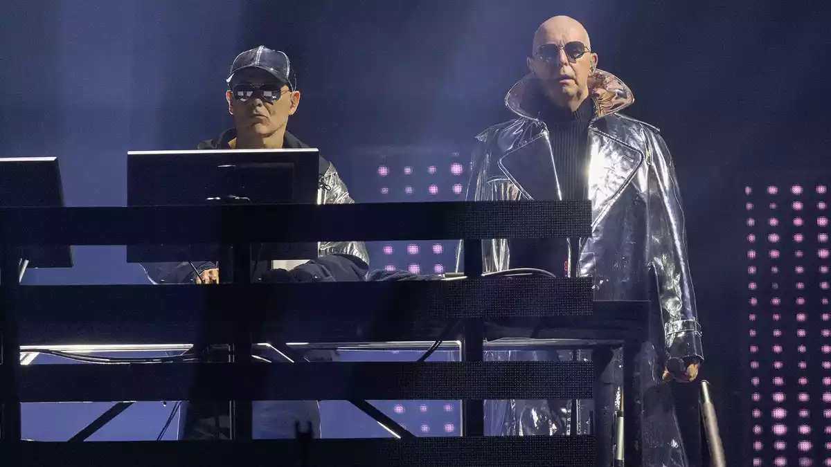 Neil Tennant (rechts) und Chris Lowe von den Pet Shop Boys bei einem Konzert 2023 in London. (Archivbild) - Bild: Suzan Moore/PA Wire/dpa