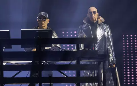 Neil Tennant (rechts) und Chris Lowe von den Pet Shop Boys bei einem Konzert 2023 in London. (Archivbild) - Foto: Suzan Moore/PA Wire/dpa