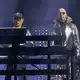 Neil Tennant (rechts) und Chris Lowe von den Pet Shop Boys bei einem Konzert 2023 in London. (Archivbild) - Bild: Suzan Moore/PA Wire/dpa