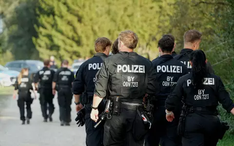 Gestern wurde mit Polizisten, Drohnen und Hubschraubern gesucht, jetzt kommen Hunde zum Einsatz.  - Foto: Felix Kirberg/dpa