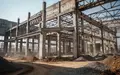 Rohbau eines ehemaligen Industriegebäudes während der Sanierung und Umnutzung zu Wohnraum auf einer Baustelle. - Foto: über boerse-global.de