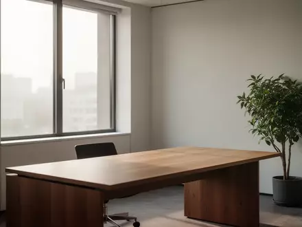 Ein minimalistischer, moderner Büroraum mit einem leeren Holztisch und weichem Tageslichteinfall. - Foto: über boerse-global.de