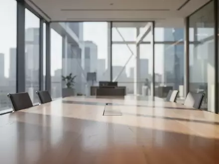 Ein minimalistischer, lichtdurchfluteter moderner Büroraum mit einem Holztisch in einer ruhigen Atmosphäre. - Foto: über boerse-global.de
