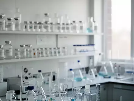 Heller, steriler Laborraum mit medizinischen Glasphiolen und Laborausstattung bei natĂĽrlichem Tageslicht. - Foto: ĂĽber boerse-global.de