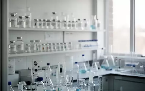Heller, steriler Laborraum mit medizinischen Glasphiolen und Laborausstattung bei natürlichem Tageslicht. - Foto: über boerse-global.de