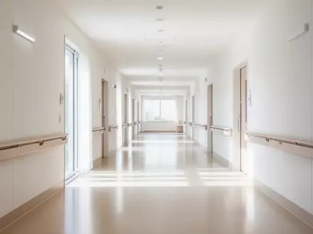 Ein heller, moderner Flur in einer Pflegeeinrichtung mit natürlichem Tageslicht und minimalistischer Gestaltung. - Foto: über boerse-global.de