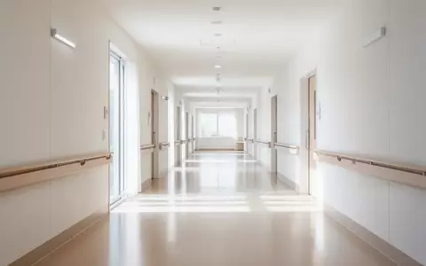 Ein heller, moderner Flur in einer Pflegeeinrichtung mit natürlichem Tageslicht und minimalistischer Gestaltung. - Foto: über boerse-global.de