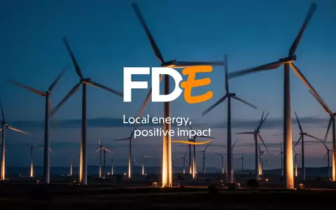 Moderne Windkraftanlagen in einer atmosphärischen Dämmerung, symbolisch für strategische Energieplanung. - Foto: über boerse-global.de