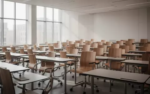 Ein moderner, leerer Hörsaal mit minimalistischem Design und natürlichem Lichteinfall. - Foto: über boerse-global.de