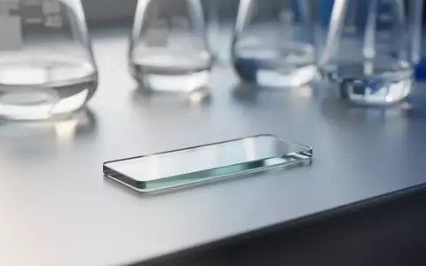Ein sauberer Labortisch mit einem Objektträger und verschwommenen Glasgeräten im Hintergrund bei natürlichem Licht. - Foto: über boerse-global.de