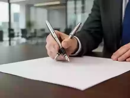 Professionelle Hand mit Füllfederhalter über einem leeren Dokument im Büro, symbolisiert Finanzinvestitionen. - Foto: über boerse-global.de
