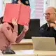 Die Angeklagte wird stets mit Fußfesseln in den Gerichtssaal geführt.  - Bild: Bernd Wüstneck/dpa