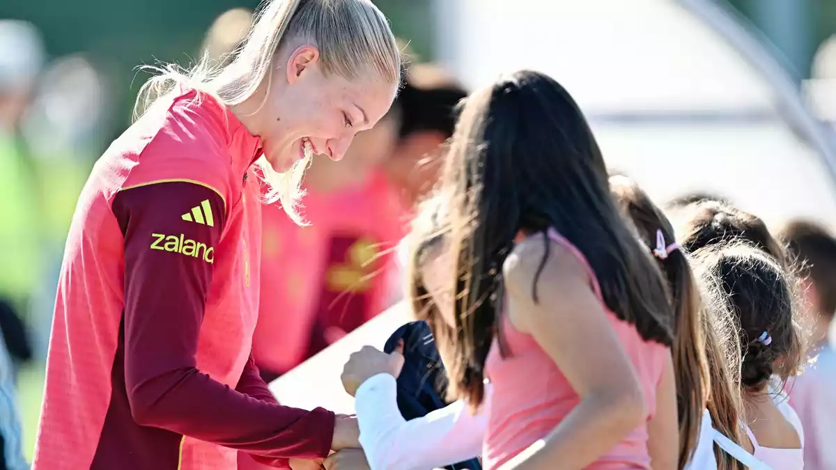 Abwehrspielerin Camilla Küver: Autogrammeschreiben vor dem Heimspiel.   - Bild: Uwe Anspach/dpa