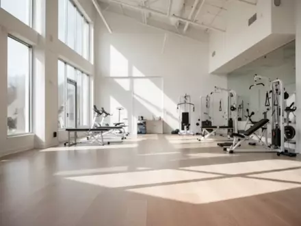 Heller, minimalistischer Raum einer Physiotherapiepraxis mit Holzboden und natürlichem Lichteinfall. - Foto: über boerse-global.de