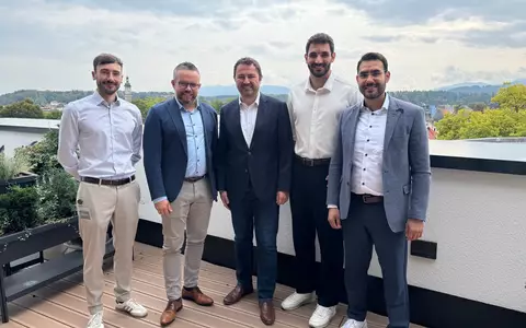 Deutschlands erstes Hybrid-PPA mit garantiertem Mindesterlös: MaxSolar und energy2market schließen einen langfristigen Stromabnahmevertrag für Solarpark und Batteriespeicher in Waren (Müritz) - Foto: presseportal.de