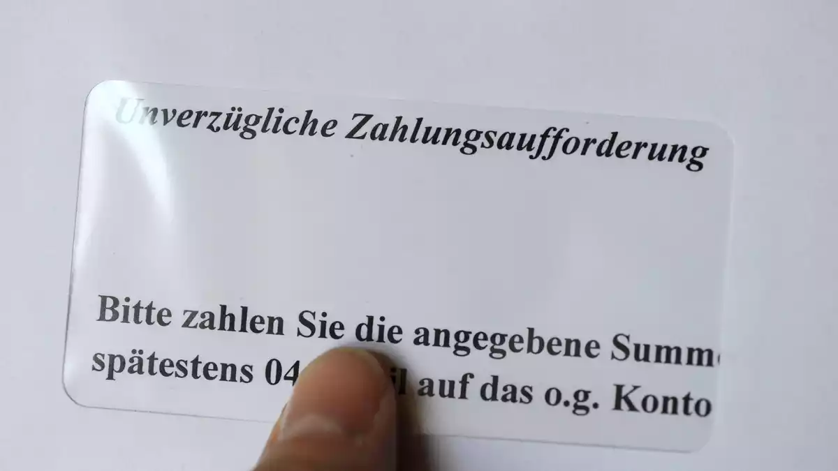 Angesichts gestiegener Lebenshaltungskosten geraten laut Wirtschaftsauskunftei Schufa mehr Menschen unter finanziellen Druck. (Symbolbild) - Bild: Jens Kalaene/dpa-Zentralbild/dpa