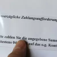 Angesichts gestiegener Lebenshaltungskosten geraten laut Wirtschaftsauskunftei Schufa mehr Menschen unter finanziellen Druck. (Symbolbild) - Foto: Jens Kalaene/dpa-Zentralbild/dpa