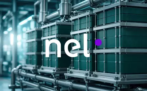 Industrielle Elektrolyseur-Technologie in einer modernen Produktionsanlage mit atmosphärischer Beleuchtung. - Foto: über boerse-global.de
