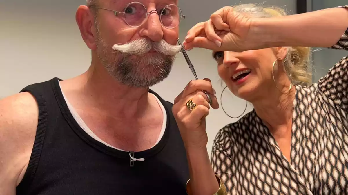 Für Moderatorin Barbara Schöneberger (r) hat sich Horst Lichter den Bart stutzen lassen. (Handout) - Bild: ---/SWR/Kimmig Entertainment/dpa