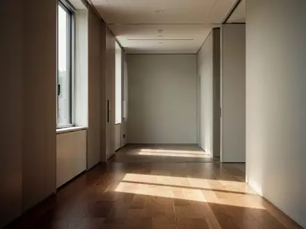 Ein heller, minimalistischer Büroflur mit weichem Lichteinfall und klaren architektonischen Linien. - Foto: über boerse-global.de