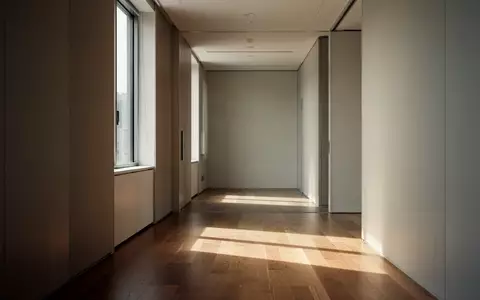Ein heller, minimalistischer Büroflur mit weichem Lichteinfall und klaren architektonischen Linien. - Foto: über boerse-global.de