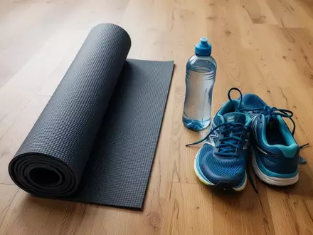 Symbolbild: Yogamatte, Trinkflasche und Laufschuhe - Foto: über boerse-global.de