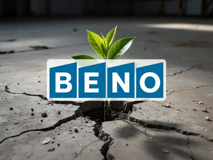 Ein grüner Schössling wächst durch einen rissigen Betonboden als Symbol für wirtschaftliches Wachstum nach Stagnation. - Foto: über boerse-global.de