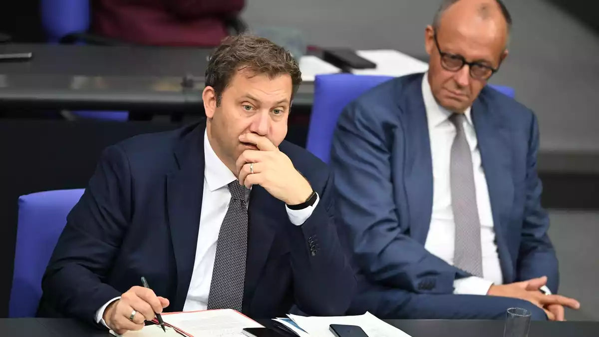 Merz und Klingbeil wirkten nachdenklich im Bundestag. - Bild: Michael Brandt/dpa