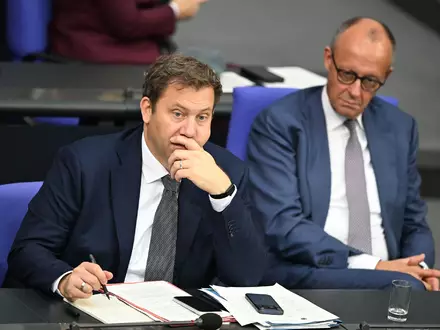 Merz und Klingbeil wirkten nachdenklich im Bundestag. - Foto: Michael Brandt/dpa