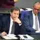 Merz und Klingbeil wirkten nachdenklich im Bundestag. - Bild: Michael Brandt/dpa