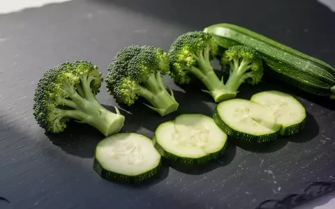 Frisches, rohes Gemüse wie Brokkoli und Zucchini auf einer dunklen Steinoberfläche bei natürlichem Licht. - Foto: über boerse-global.de
